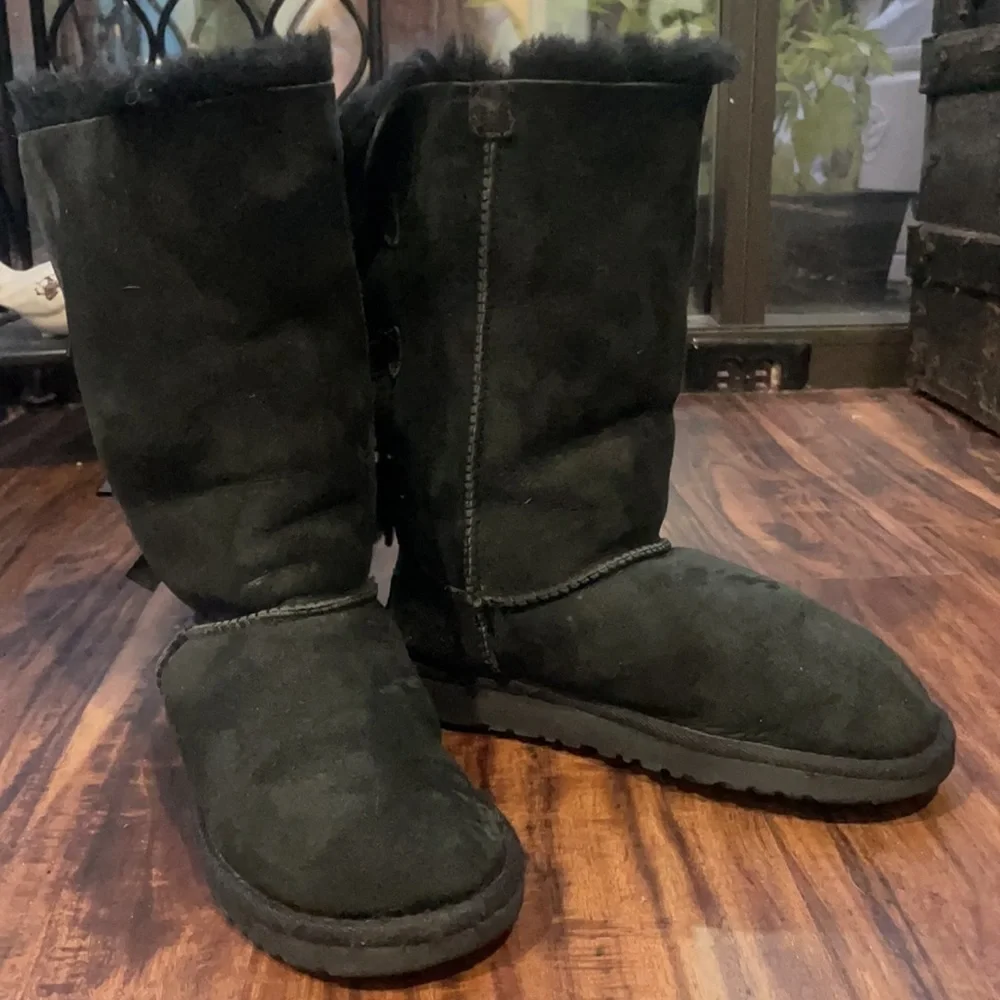 UGG Bailey Bow Black Sheepskin women's Boots Size 4